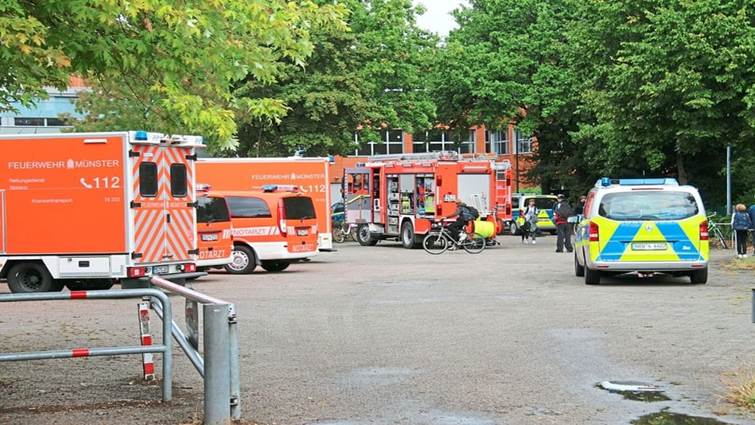 Gegen 14 Uhr rückt ein Teil der Feuerwehrkräfte wieder ab. „Wir sind bewusst mit einer regelrechten Armada angerückt, um der Situation voraus zu sein“, erläutert ein Feuerwehrsprecher.