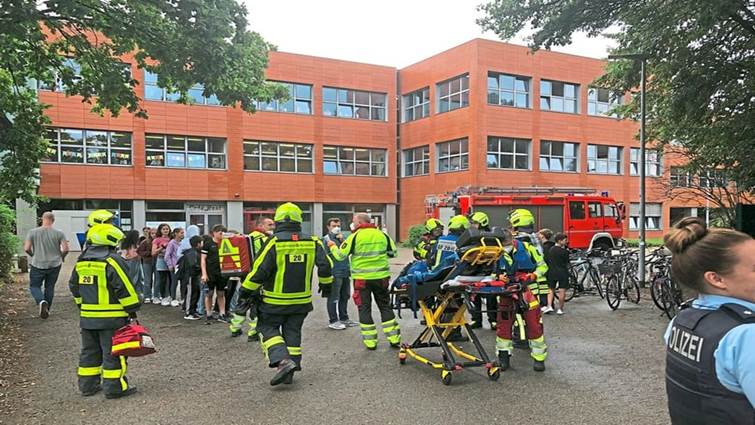 Das Schulzentrum Wolbeck wurde am Donnerstag teilweise evakuiert. Die Feuerwehr wurde gerufen, nachdem rund 50 Schülerinnen und Schüler über Atemwegsprobleme geklagt hatten. Elf Schüler müssen notärztlich versorgt worden.